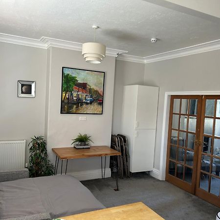 1 Bedroom Spacious Apartment ลิธึม เซนต์ แอนน์ส ภายนอก รูปภาพ