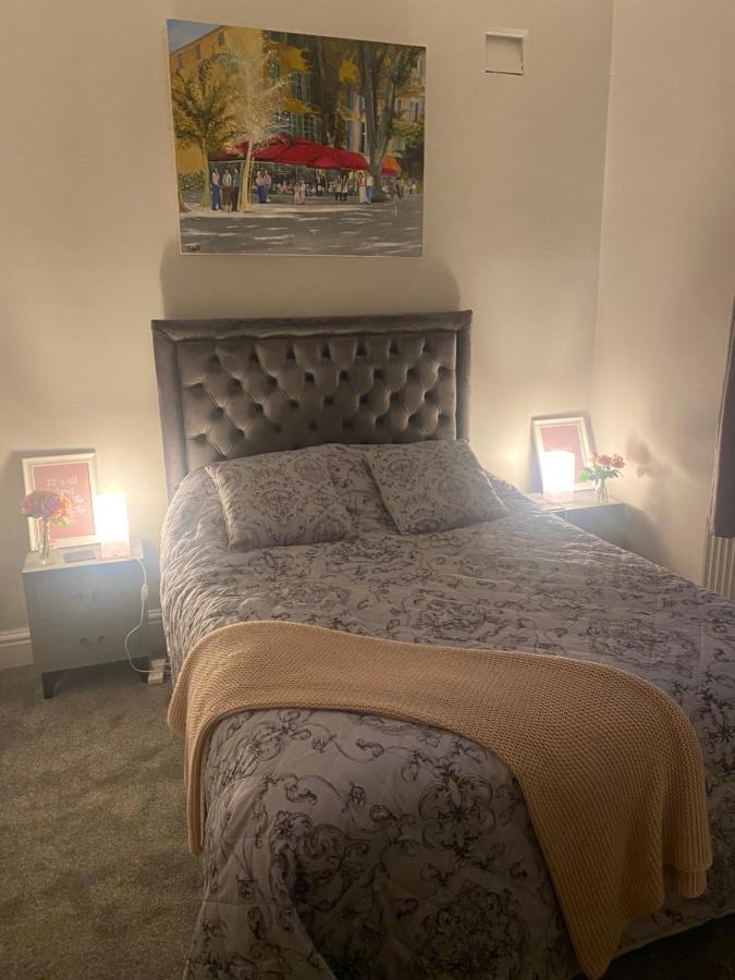 1 Bedroom Spacious Apartment ลิธึม เซนต์ แอนน์ส ภายนอก รูปภาพ